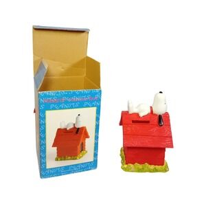 Vintage New Open Box Peanuts Snoopy Doghouse Coin Bank Plastic Collectible Kids